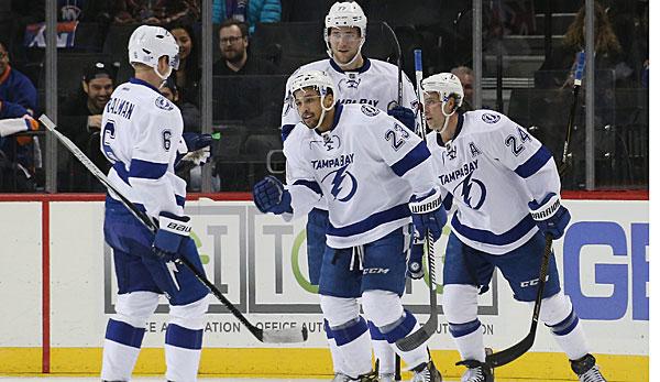 NHL: First anthem protest in the NHL: Lightning striker Brown lifts his fist