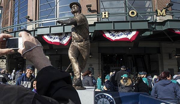 MLB: Statue of Mariner's legend damaged