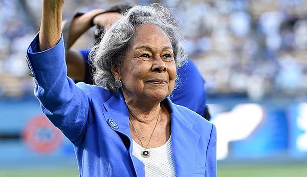 MLB: World Series: Family of Jackie Robinson throws first pitch