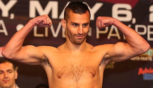 Boxing: David Lemieux climbs naked on the scales