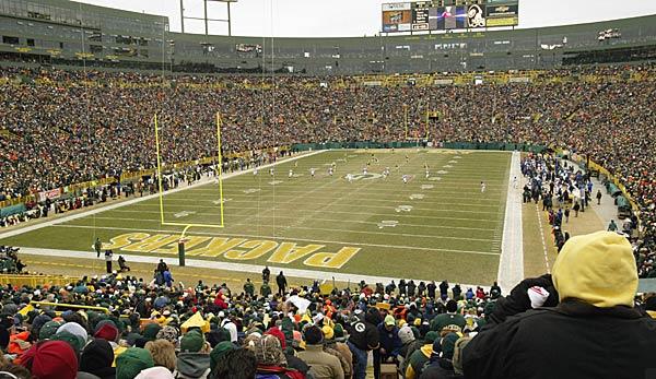 NFL: Green Bay: Pursuit in front of Packers football stadium