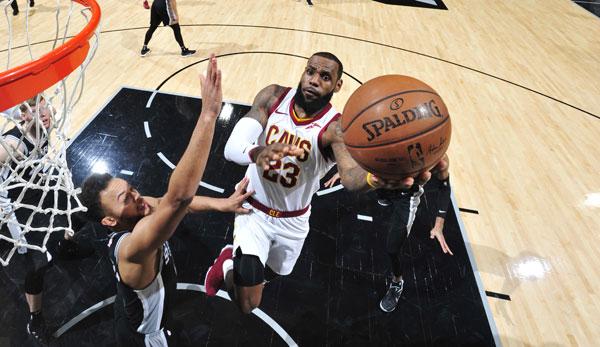 NBA: LeBron cracks the 30,000 - but his team lets him hang against the spurs