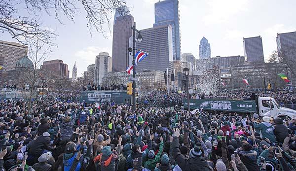 NFL: Hundreds of Thousands Celebrate Super Bowl Heroes at Philadelphia Parade