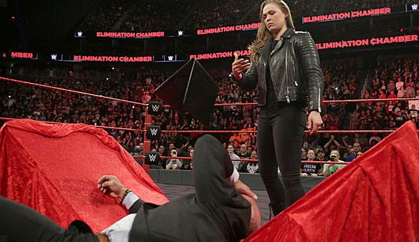 WWE: Elimination Chamber 2018: Rousey signs WWE contract!