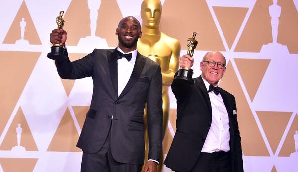 NBA: Kobe Bryant receives Oscar for "Dear Basketball".