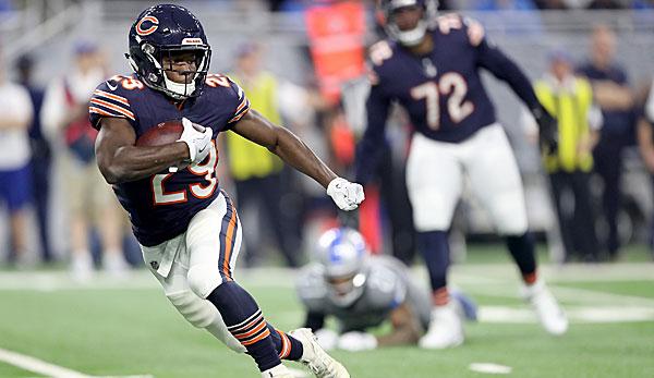 NFL: Transition Day - Kyle Fuller protected by the Chicago Bears