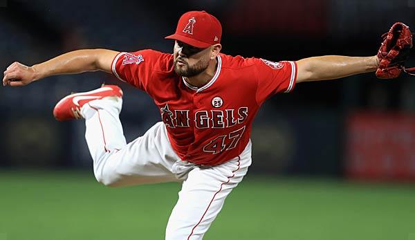 MLB: Kansas City Royals engage pitcher Ricky Nolasco