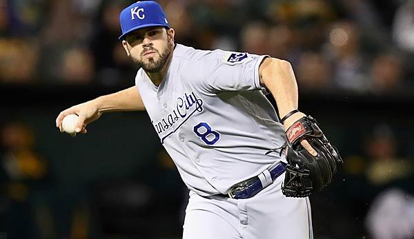 MLB: Moustakas returns to Royals with one-year contract