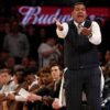 US-Sport: College-Coach Ed Cooley tears trousers at the edge of the field - towel as a savior