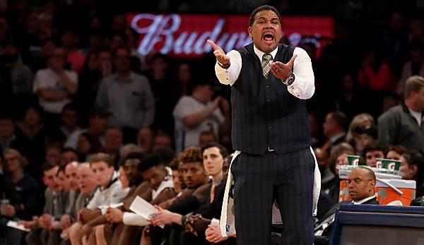 US-Sport: College-Coach Ed Cooley tears trousers at the edge of the field - towel as a savior