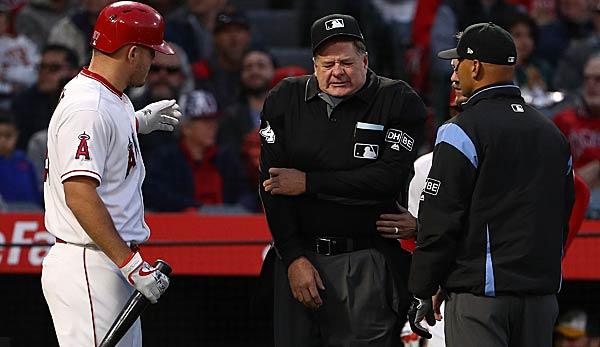 MLB: Home Plate Umpire Jerry Layne injured by foul ball