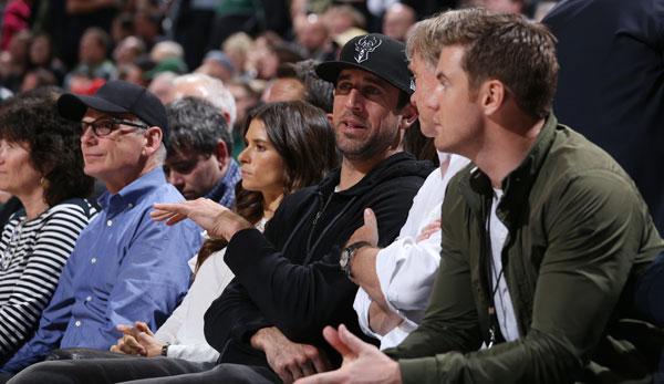 NBA: Historical: NFL superstar Rodgers joins the Bucks