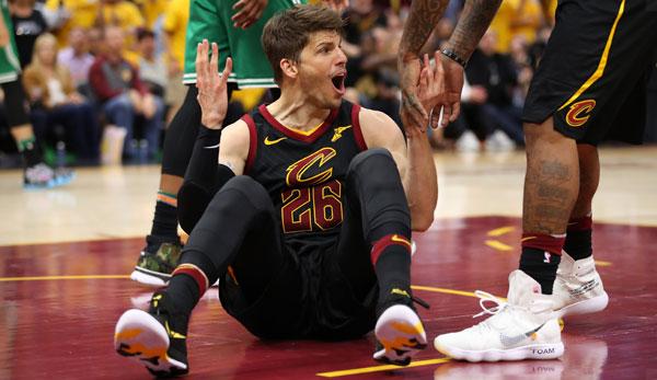 NBA: Korver with the Cavs: Mutombo with litter