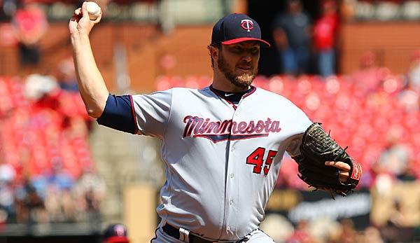 MLB: Minnesota Twins trades Phil Hughes and Draftpick to San Diego Padres