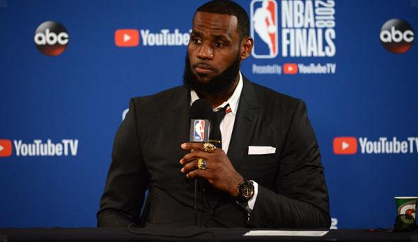 NBA: LeBron blocks questions about J.R.: "How should I know?"