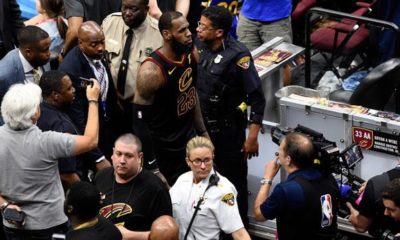 NBA: Frustration after Game 1: LeBron hurt his own hand