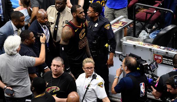 NBA: Frustration after Game 1: LeBron hurt his own hand