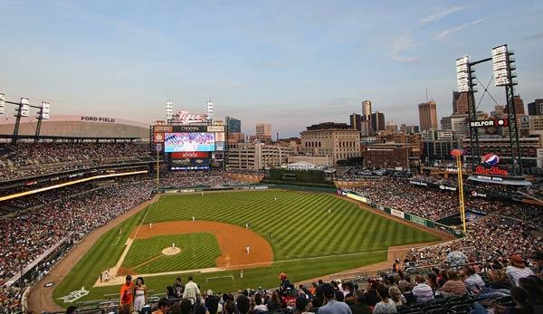 MLB: Seller spits during game on Pizza