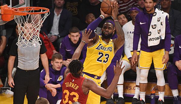 NBA: LeBron turns up late - clips stay on top